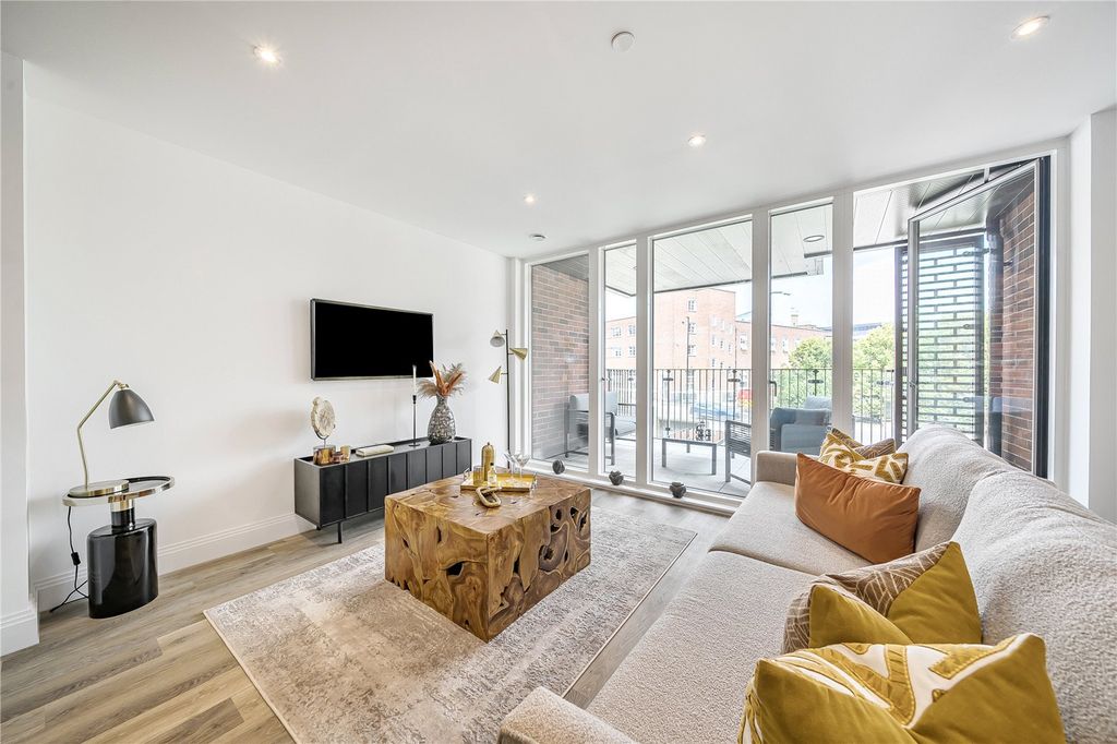 2 bed flat for saleTweedy Road, Bromley BR1 photo 4