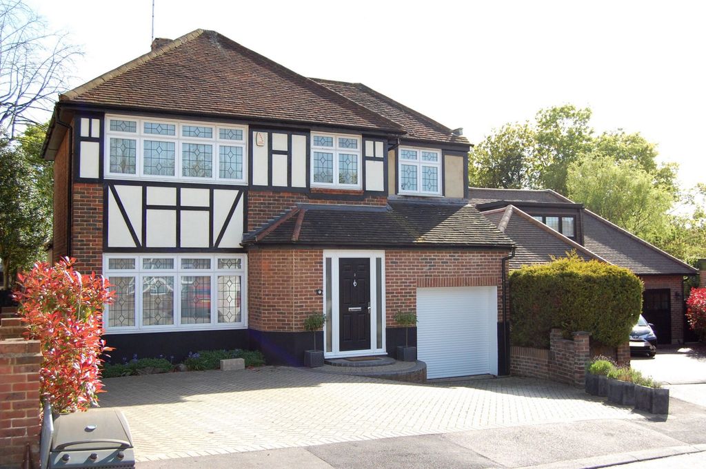 4 bed detached house for saleTilney Drive, Buckhurst Hill IG9