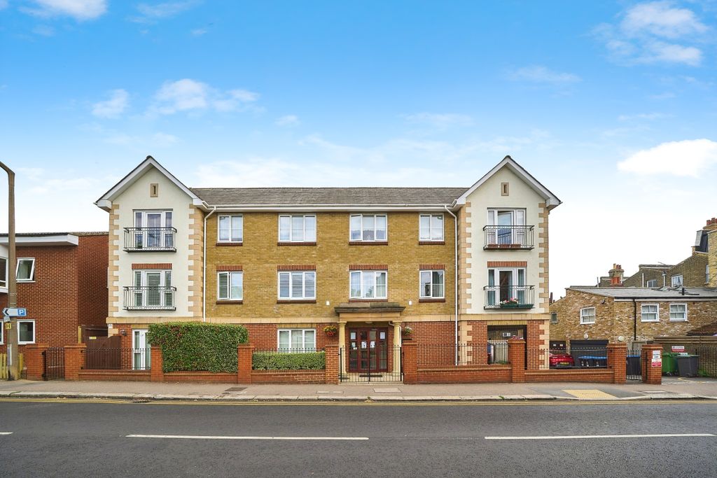 2 bed flat for saleVictoria Road, Buckhurst Hill IG9