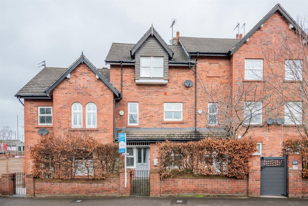 3 bed terraced house for saleKnutsford Road, Alderley Edge SK9