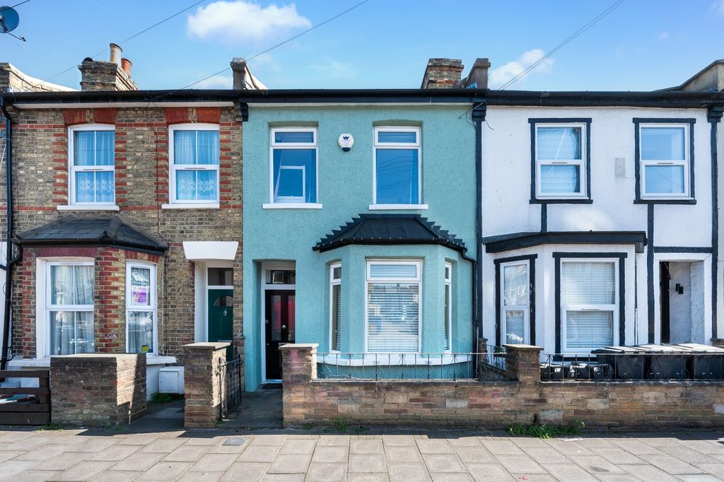 4 bed terraced house for saleChurchfields Road, Beckenham BR3