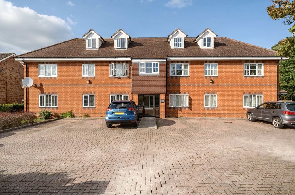 2 bed flat for saleRoebuck Estate, Binfield, Bracknell, Berkshire RG42 photo 2