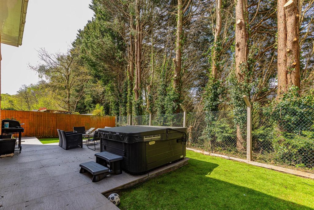 4 bed detached house for saleThe Meadows, Machen CF83 photo 4