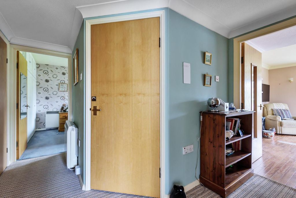 2 bed flat for saleThe Mount, St. Johns, Woking GU21 photo 2