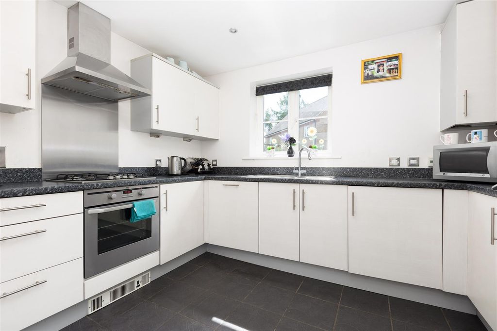 Additional image 5 of 2 bed flat for saleCharlotte Avenue, Fairfield SG5