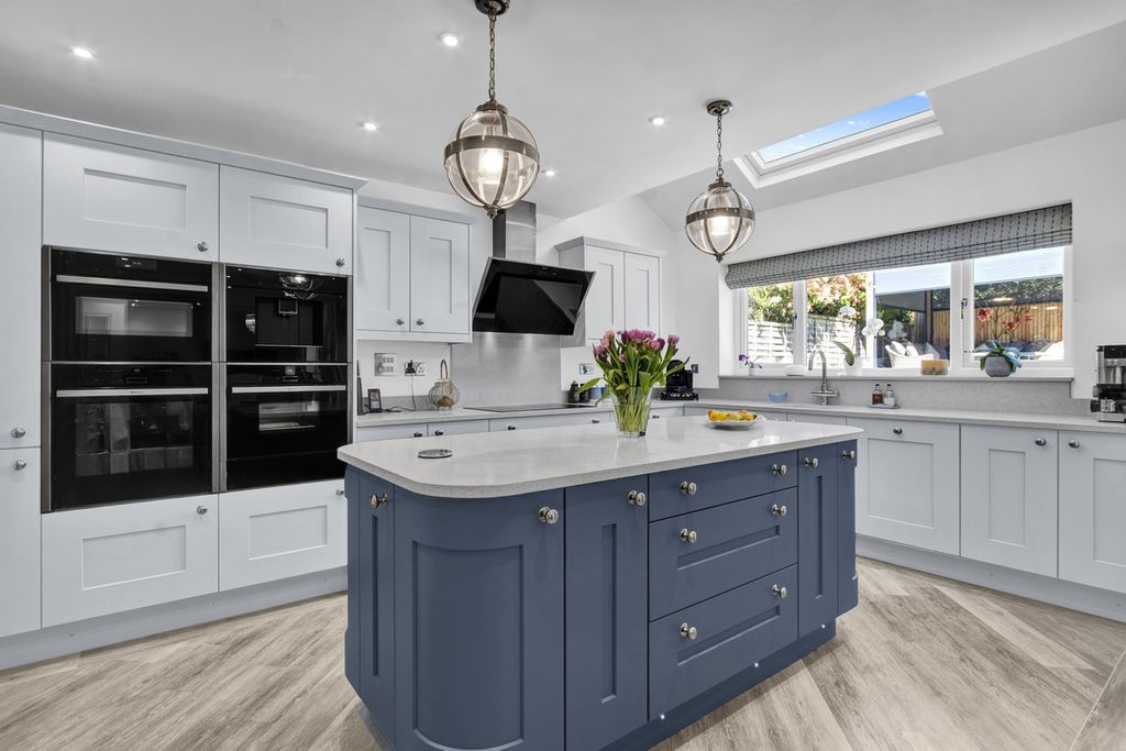 5 bed detached house for salePavilion Gardens, Bromsgrove, Worcestershire B61 photo 3