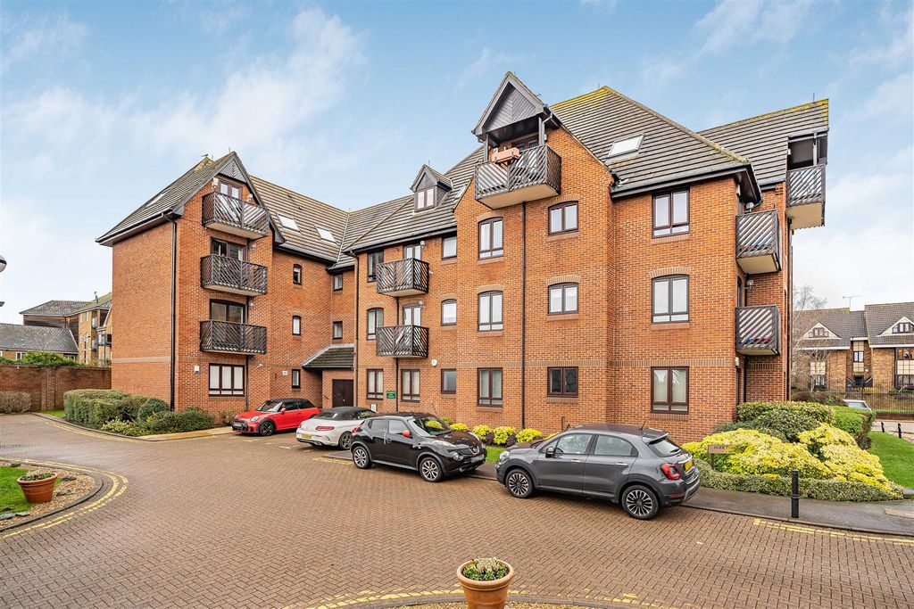 2 bed flat for saleBoleyn Court, Buckhurst Hill IG9