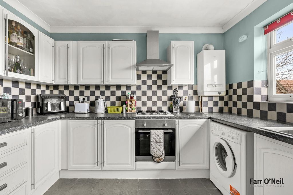 2 bed flat for saleCedar Close, Buckhurst Hill IG9 photo 3