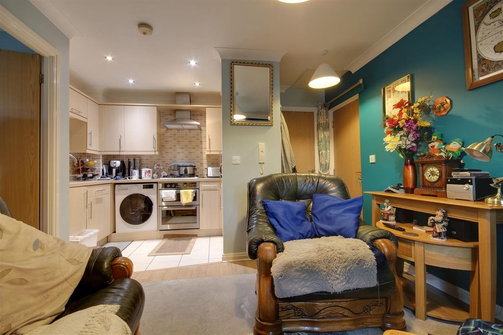 1 bed flat for saleRobin Close, Brough HU15 photo 3