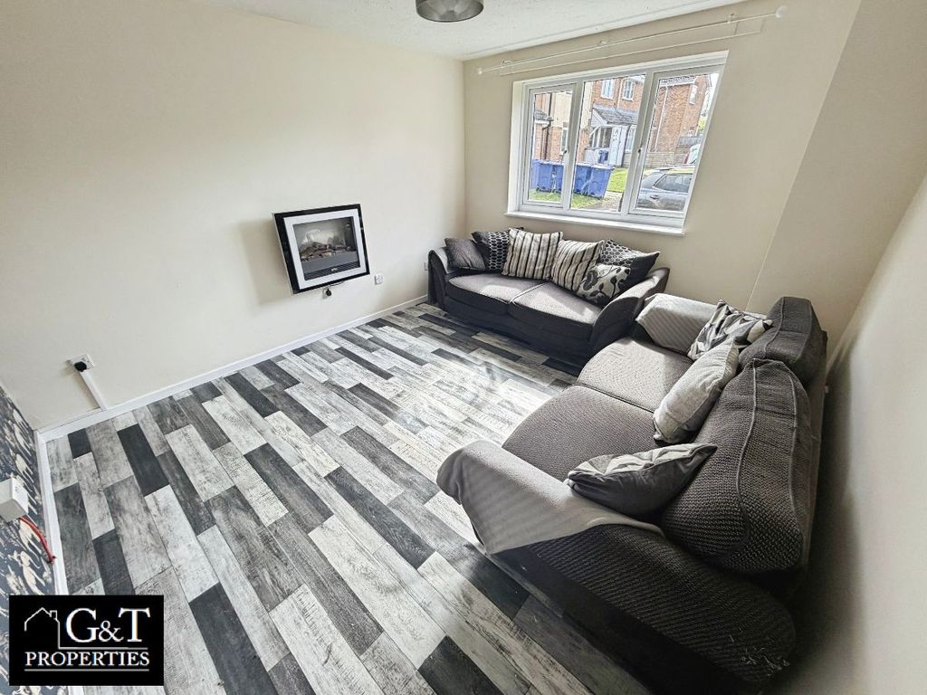2 bed flat for saleDadford View, Brierley Hill DY5 photo 2