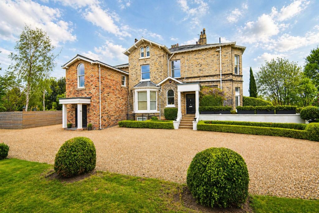 2 bed flat for saleHeyes Lane, Alderley Edge SK9