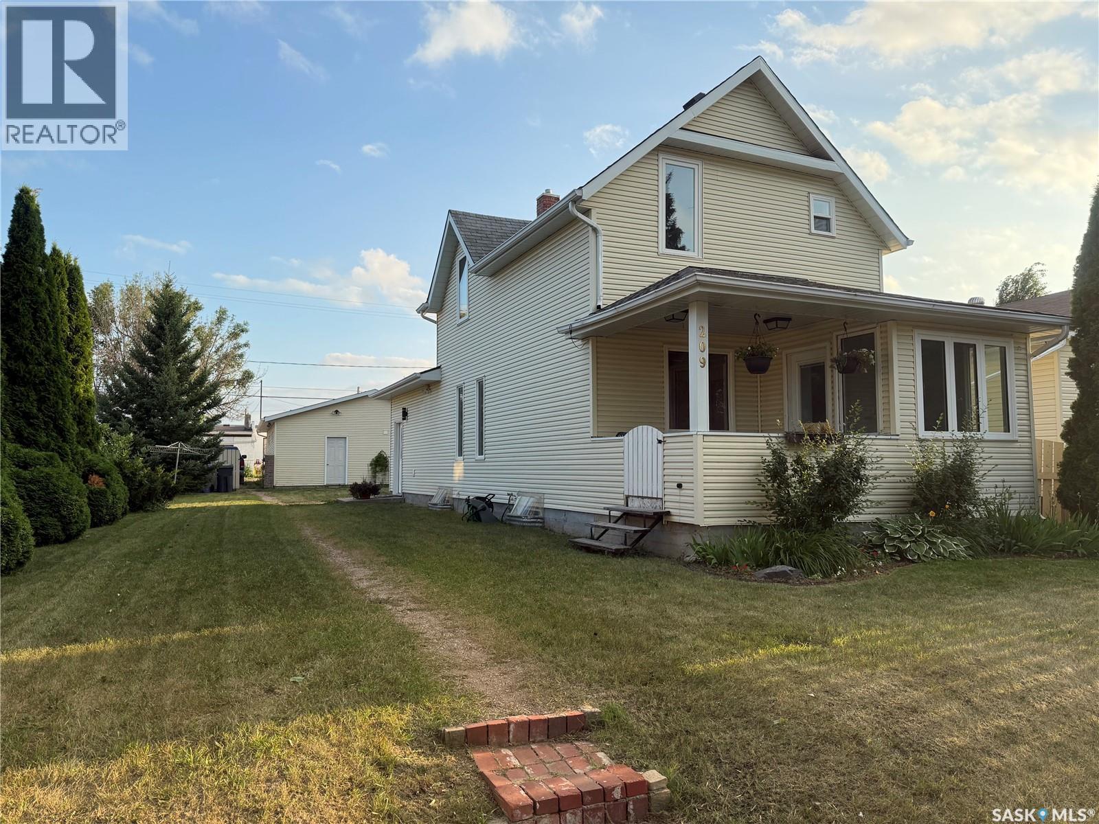 209 4th AVENUE W