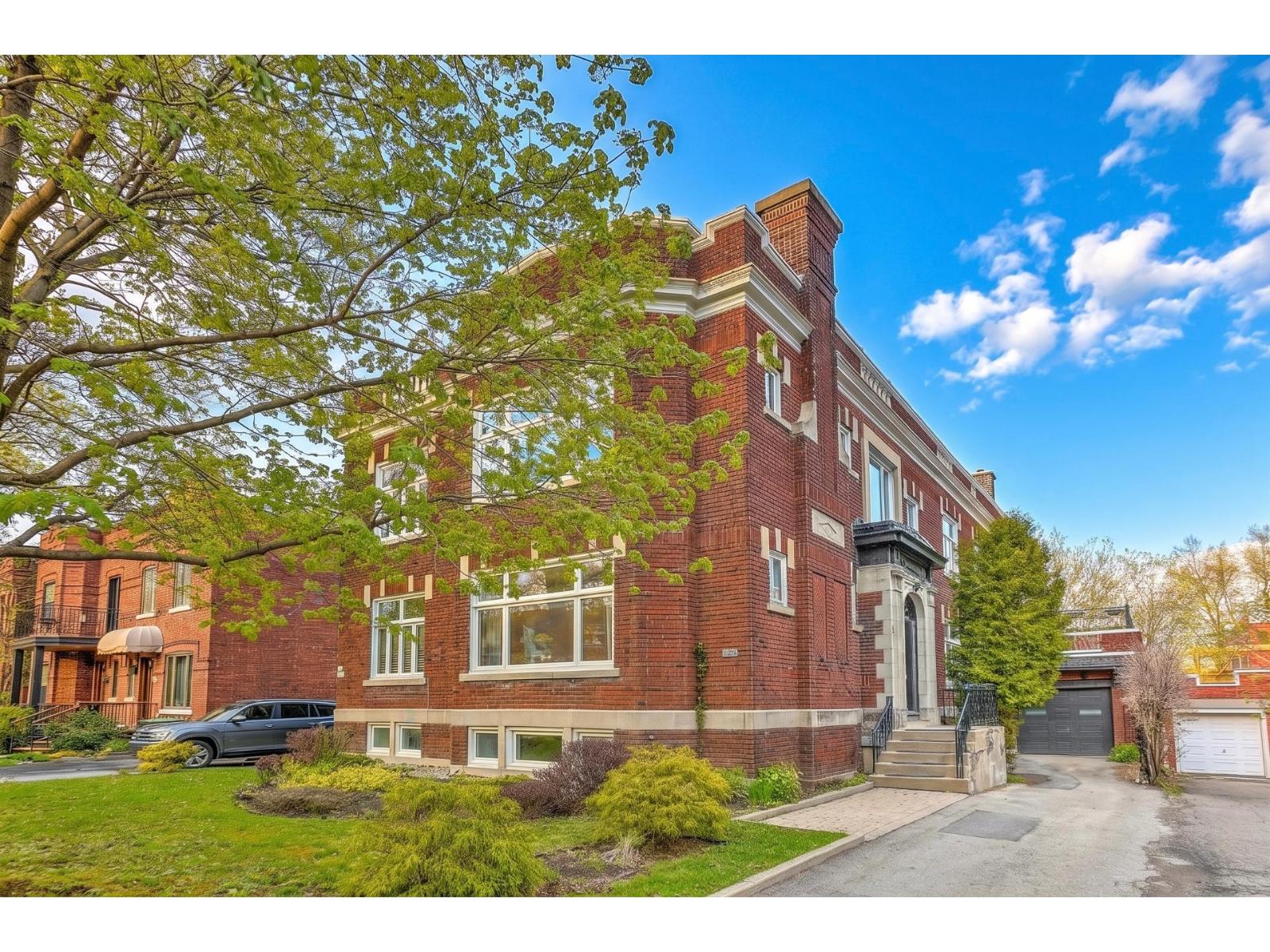 735 Av. Davaar