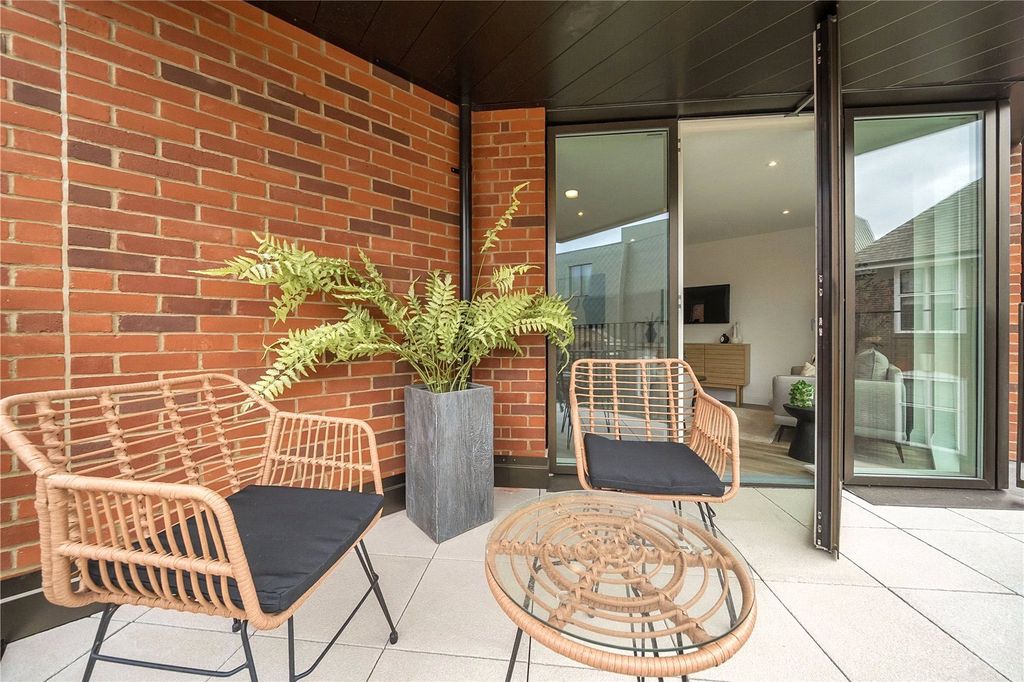 2 bed flat for saleTweedy Road, Bromley BR1 photo 3