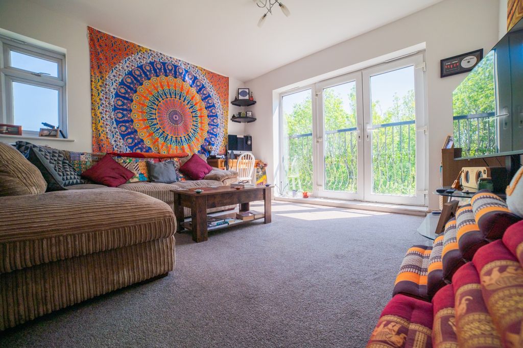 1 bed flat for saleWyncliffe Gardens, Pentwyn CF23 photo 2