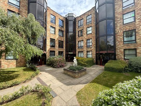 Manhattan Drive, Cambridge, Cambridgeshire CB4