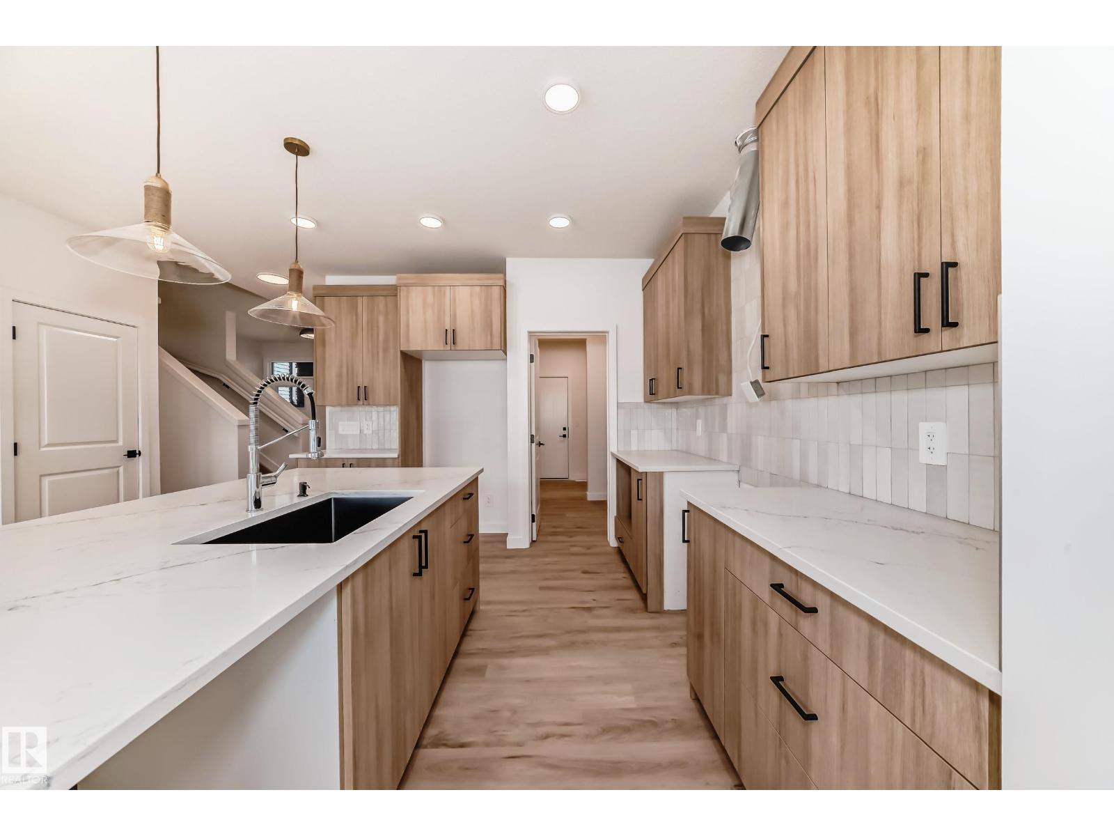 Additional image 6 of 4112 208 Street NW, Edmonton, AB, T6M3E3