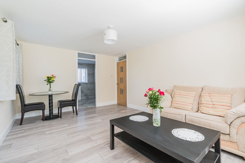 Additional image 11 of 2 bed flat for sale17/2 Calder Drive, Edinburgh EH11