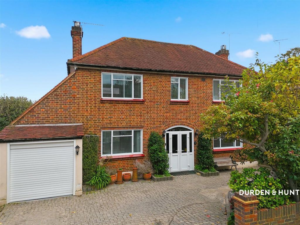 3 bed detached house for saleWoodside, Buckhurst Hill IG9