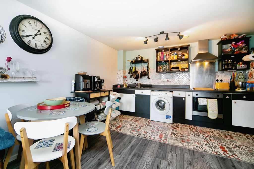 2 bed flat for saleSaddlery Way, Chester CH1 photo 2
