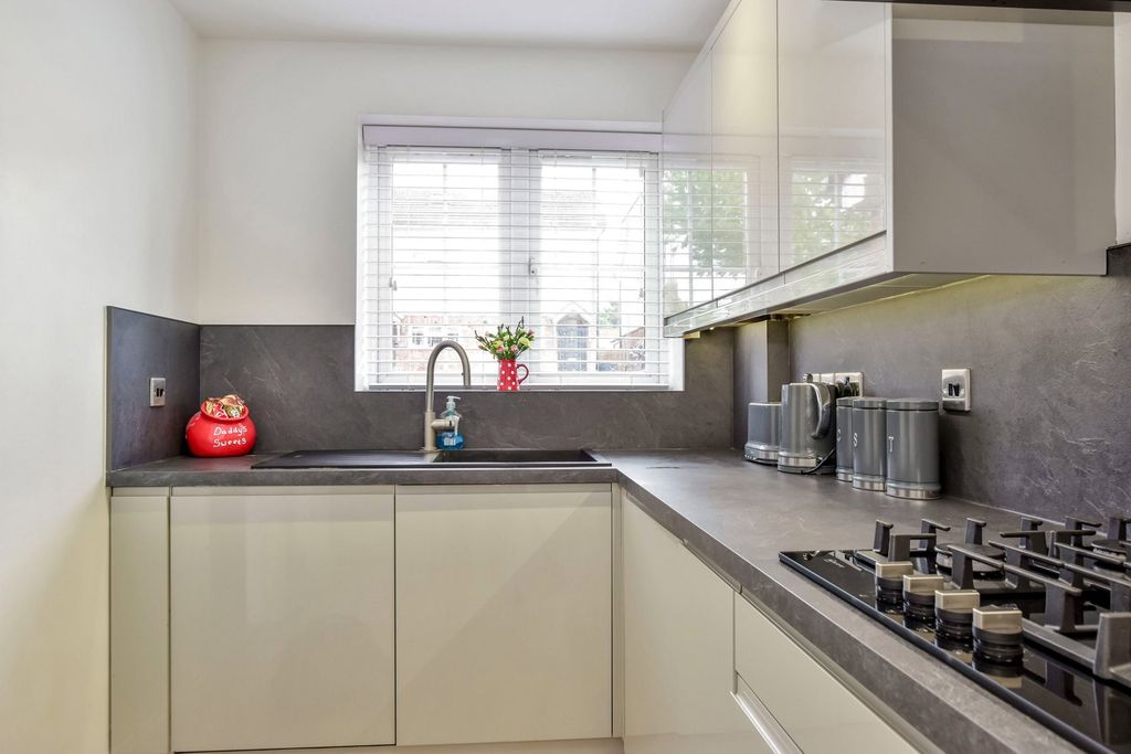 Additional image 2 of 4 bed semi-detached house for salePopes Road, Abbots Langley WD5