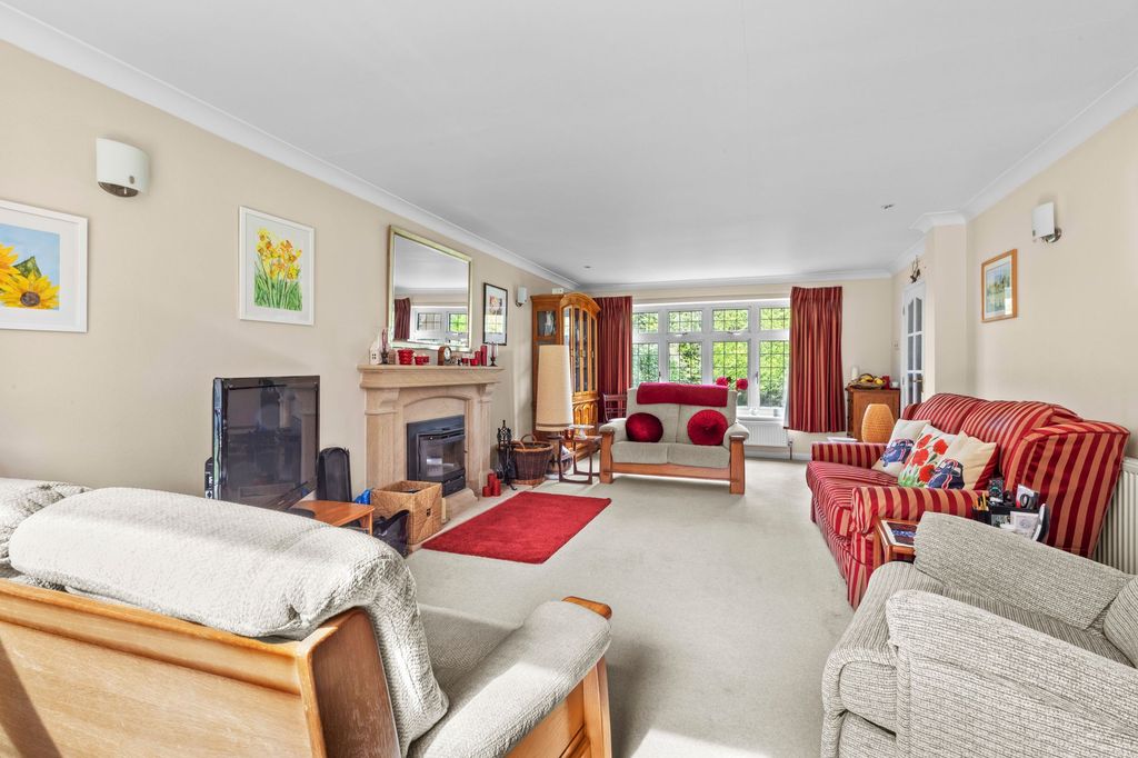 5 bed detached house for saleYew Tree Close, Stoke Mandeville HP22 photo 3