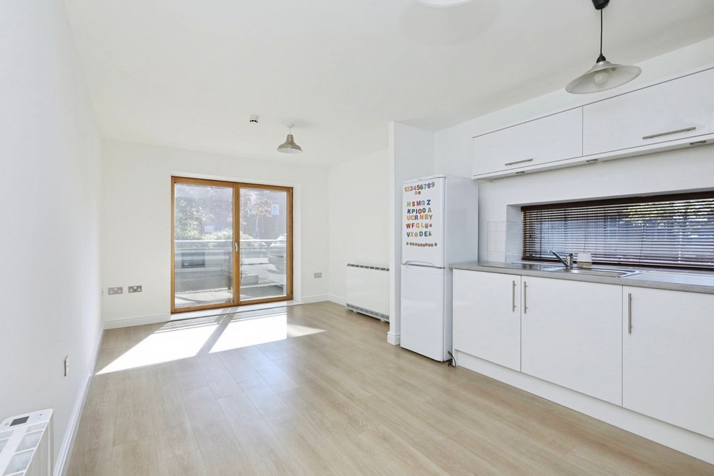 Additional image 6 of 1 bed flat for saleCamlough Walk, Chesterfield, Derbyshire S41