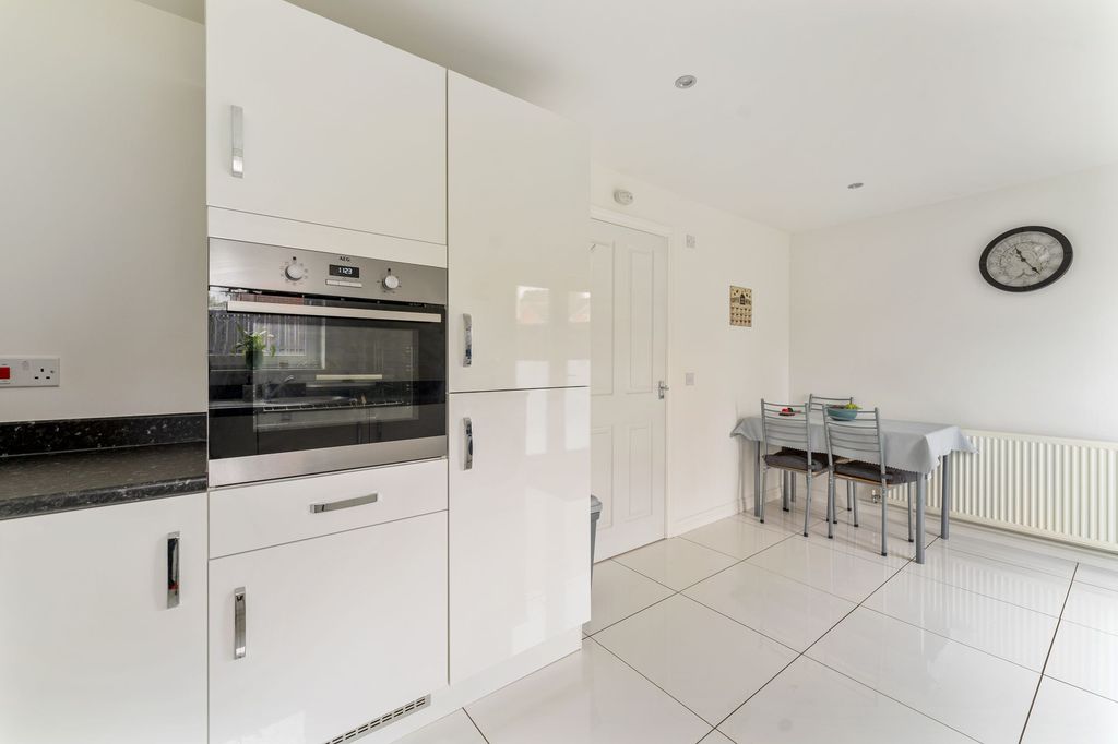 Additional image 8 of 4 bed town house for saleGisborne Drive, Airdrie ML6