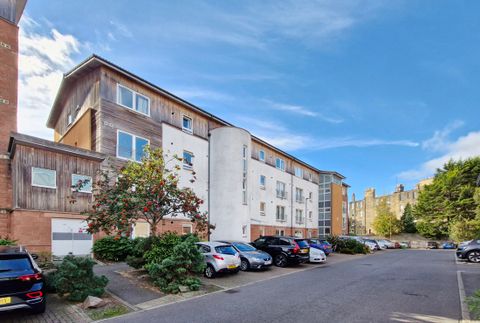 2/1 Albion Gardens, Edinburgh EH7