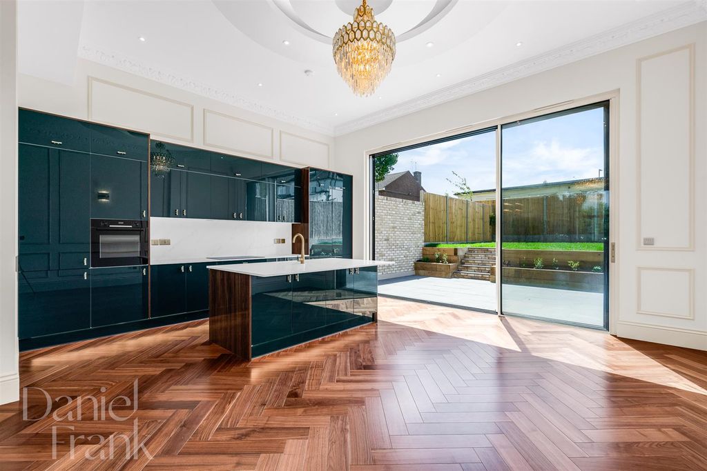 Additional image 9 of 5 bed semi-detached house for salePalmerston Road, Buckhurst Hill IG9