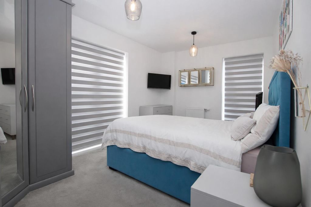 2 bed flat for saleAffinity Place, Elstree Way, Borehamwood WD6 photo 5