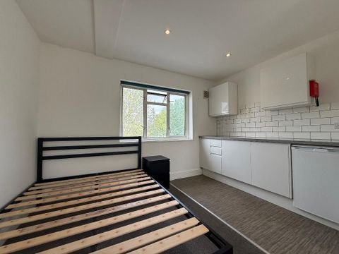 Brassie Avenue, East Acton, London W3, Room to rent