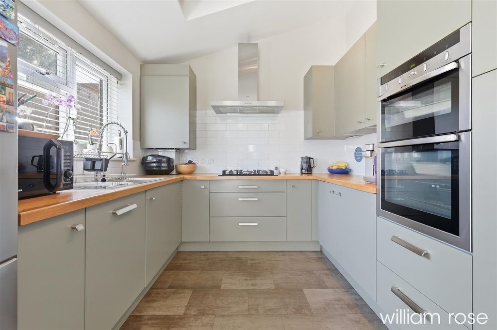 Additional image 4 of 4 bed semi-detached house for saleWestbury Lane, Buckhurst Hill IG9