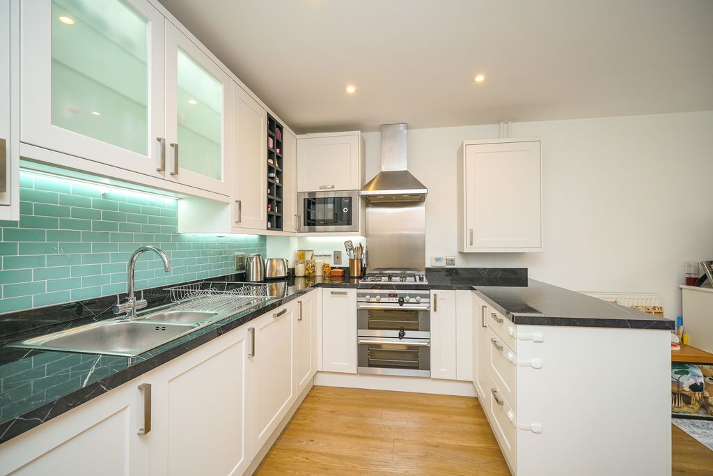 Additional image 3 of 2 bed flat for saleStag Lane, Berkhamsted HP4