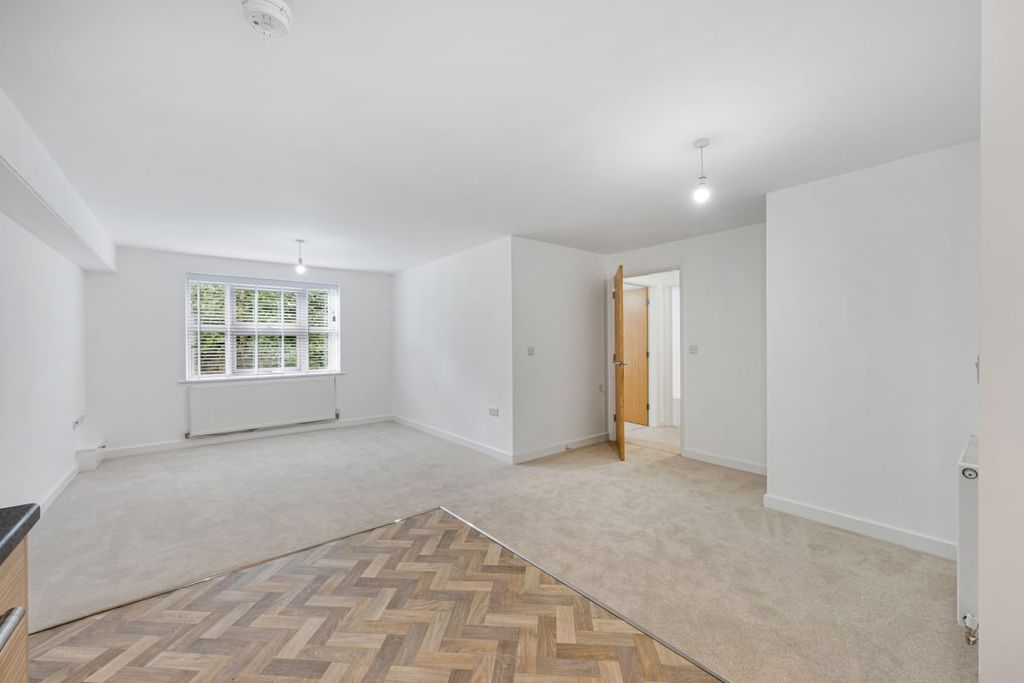 2 bed flat for saleClifton Square, Burnley BB12 photo 5