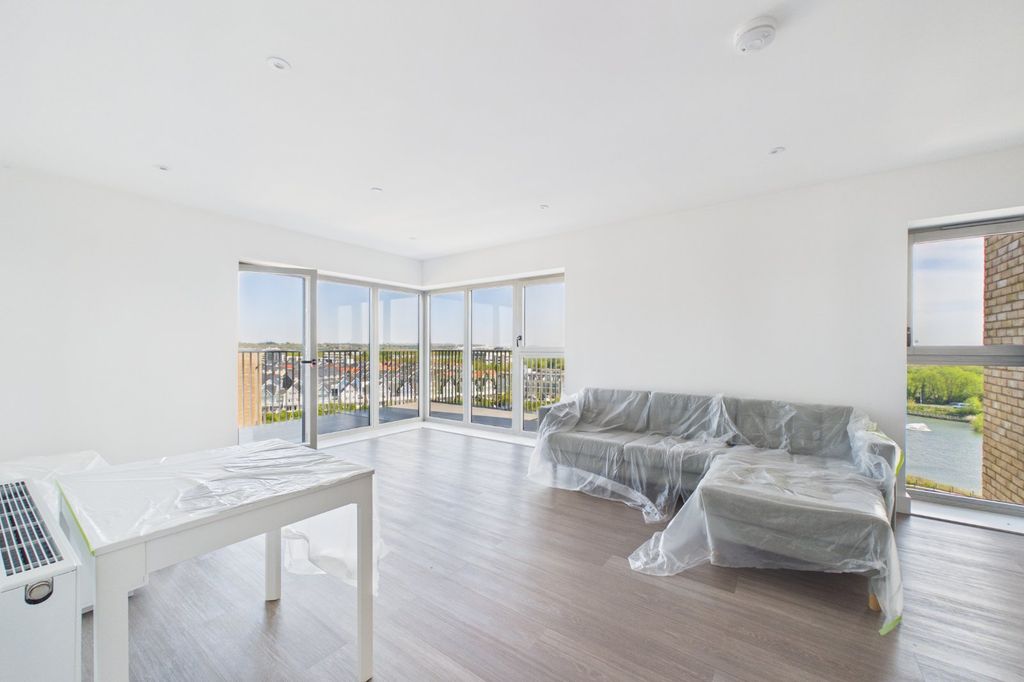 Additional image 3 of 2 bed flat for saleFlagstaff Road, Reading, Berkshire RG2