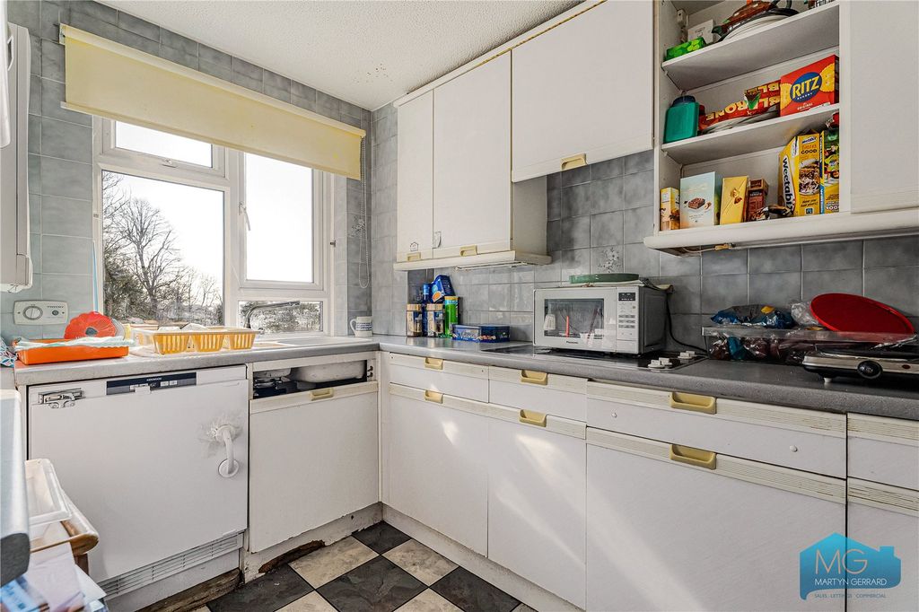 Additional image 3 of 2 bed flat for saleThe Highlands, Abbotts Road, Barnet EN5