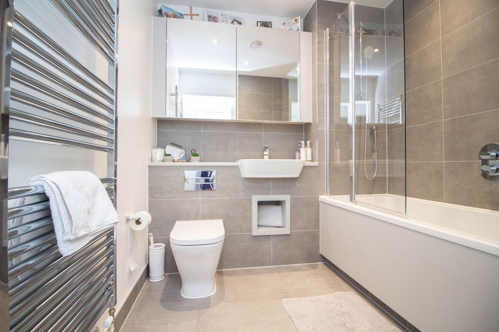 Additional image 8 of 2 bed flat for saleOxhey Drive, South Oxhey, Watford WD19