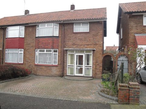 Abercorn Gardens, Chadwell Heath RM6, Semi-detached house to rent