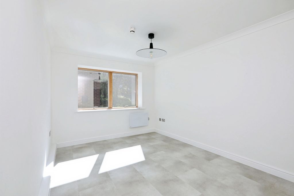 Additional image 13 of 1 bed flat for saleCamlough Walk, Chesterfield, Derbyshire S41