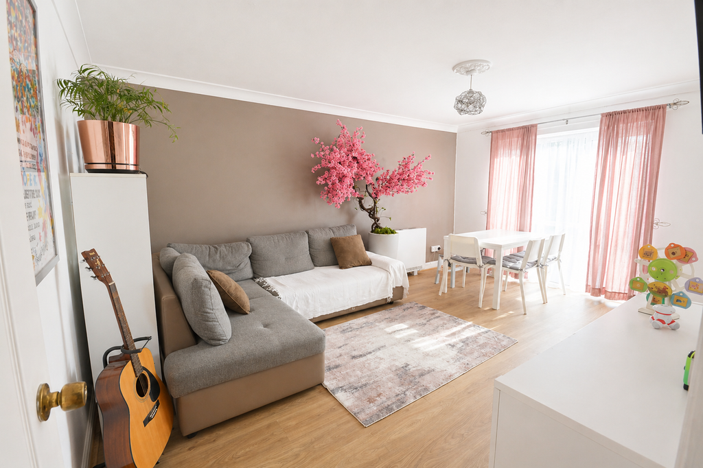 2 bed flat for saleClyfton Close, Broxbourne EN10 photo 2