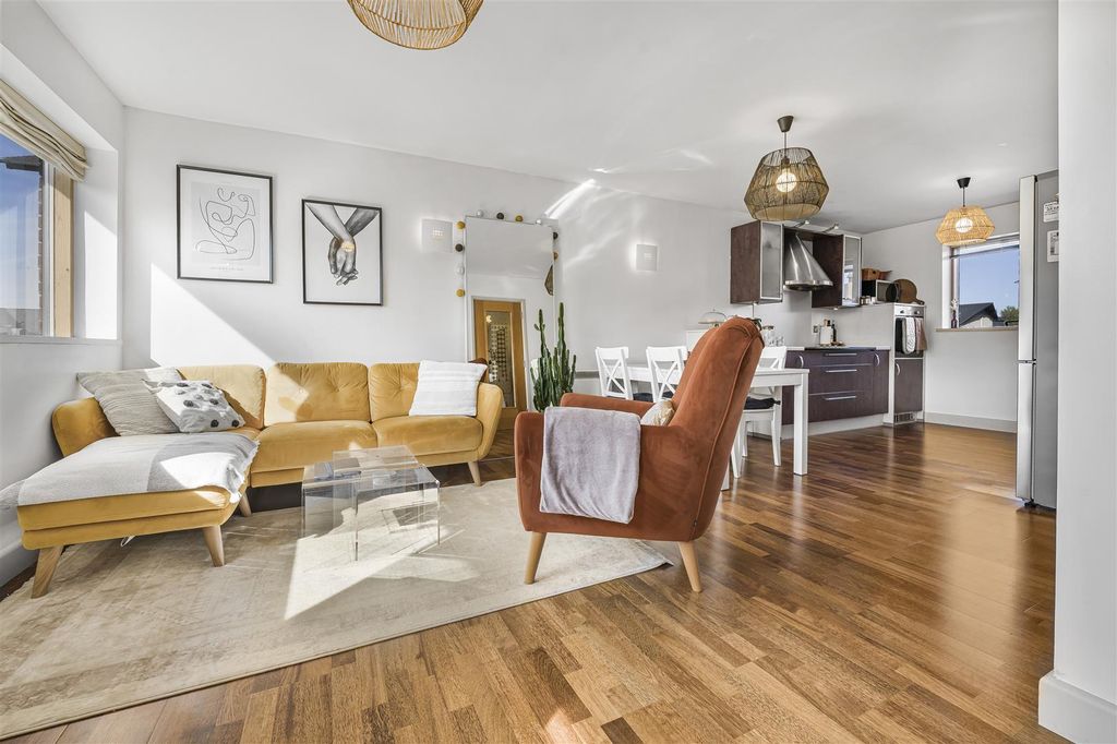2 bed flat for saleHenke Court, Cardiff Bay, Cardiff CF10