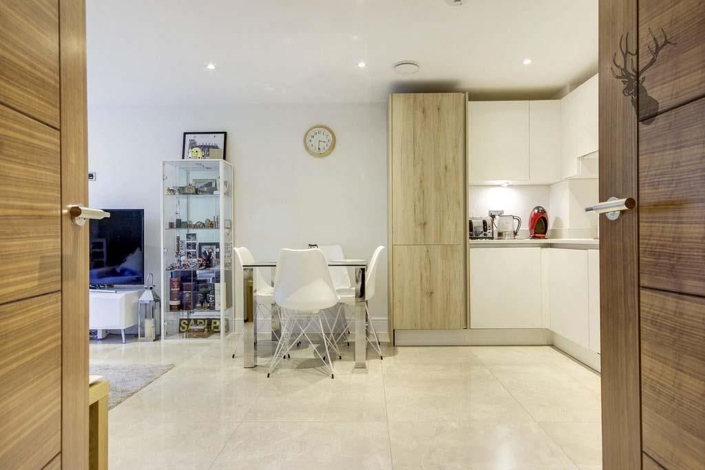 2 bed flat for saleStation Way, Buckhurst Hill IG9 photo 3