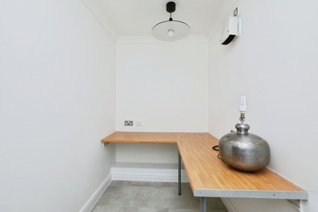Additional image 8 of 1 bed flat for saleCamlough Walk, Chesterfield, Derbyshire S41
