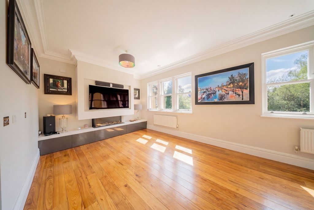 2 bed flat for saleDunham Road, Dunham Mount WA14 photo 5