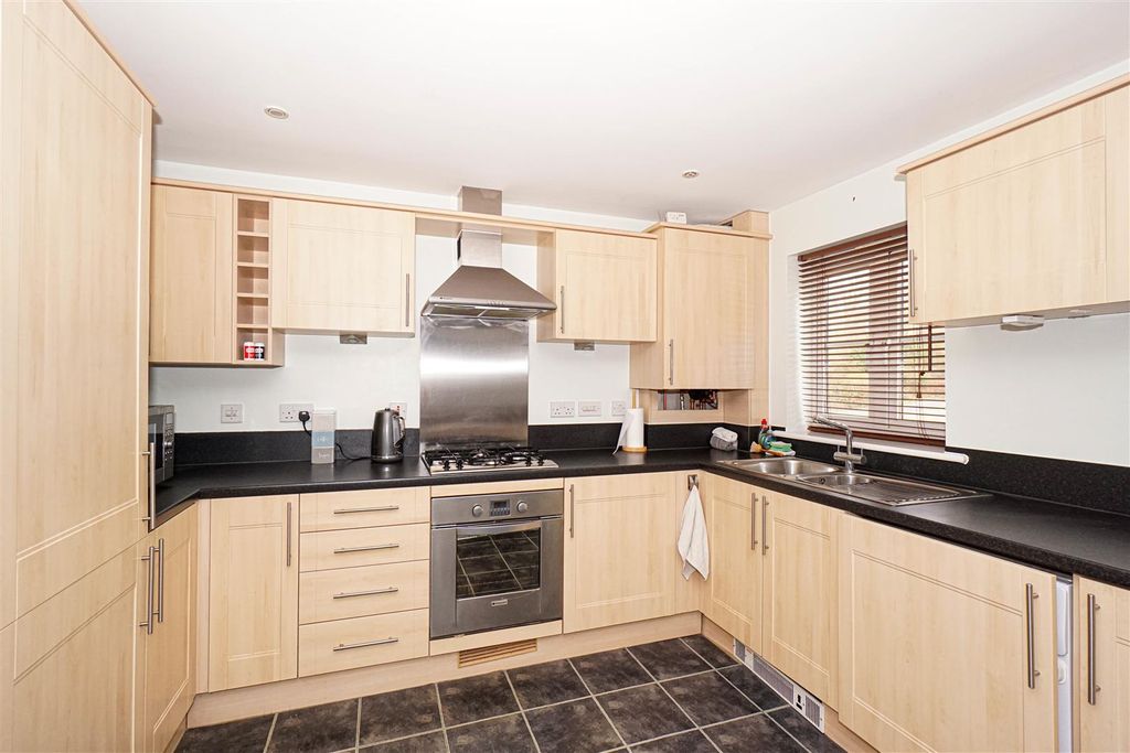 2 bed flat for saleCooden Ledge, St. Leonards-On-Sea TN38 photo 3