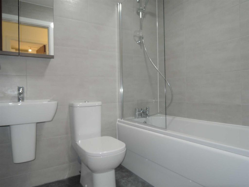 1 bed flat for saleWaterfront West, Brierley Hill, West Midlands DY5 photo 4