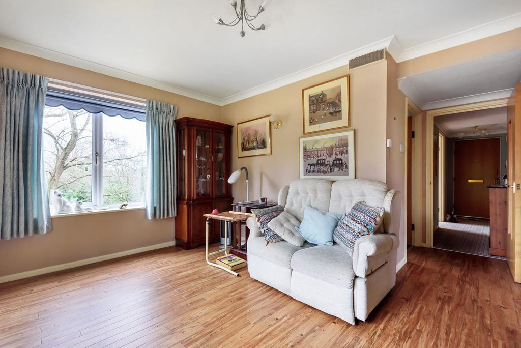 2 bed flat for saleThe Mount, St. Johns, Woking GU21 photo 5
