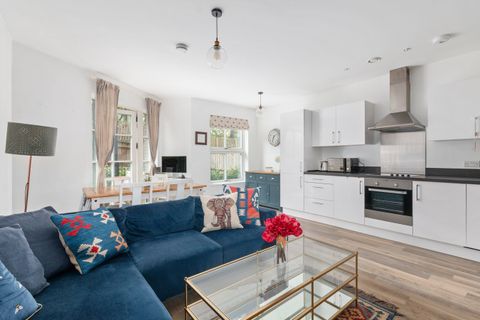 Chiswick Gate, Grove Park, Chiswick W4