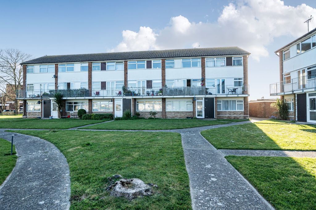 2 bed maisonette for saleSt. Thomas Court, Pagham, Bognor Regis PO21